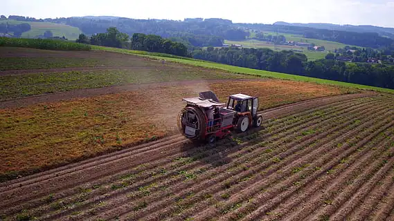 Ciągnik rolniczy z maszyną towarzyszącą